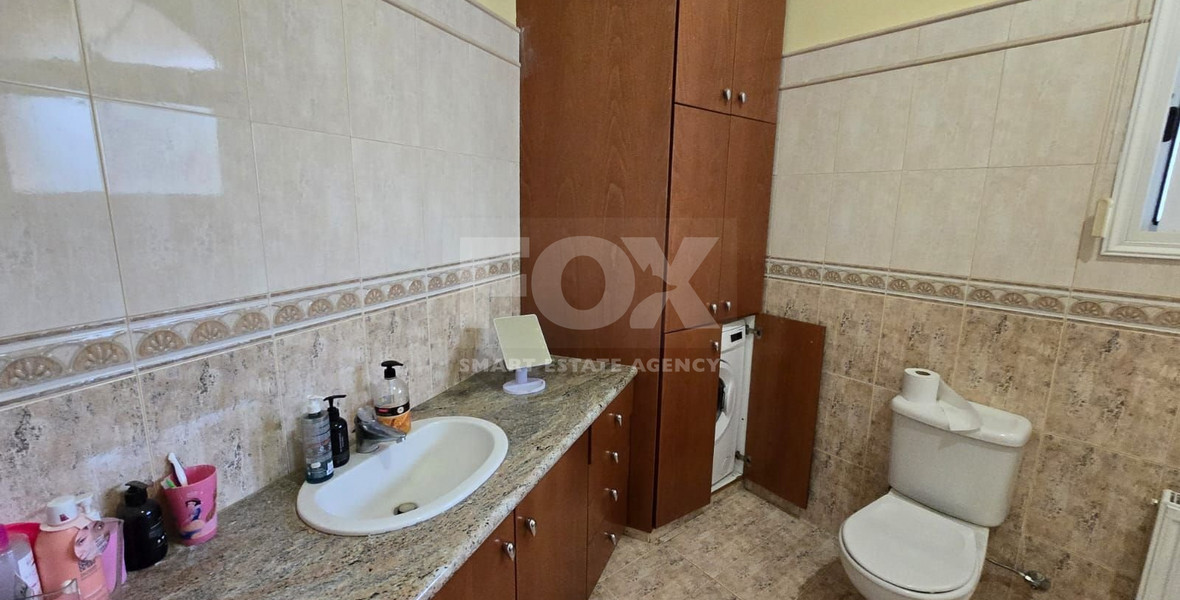 Spacious unfurnished 7 bedroom house with pool in Asgata