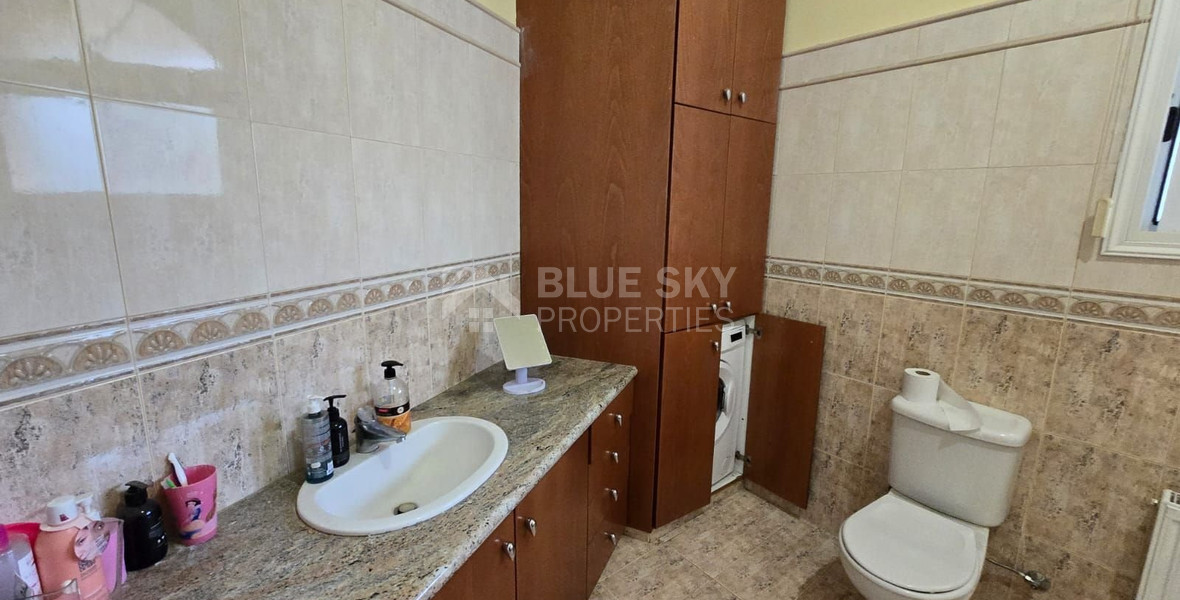 Spacious unfurnished 7 bedroom house with pool in Asgata