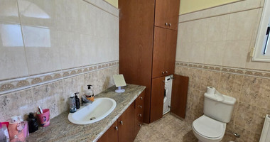 Spacious unfurnished 7 bedroom house with pool in Asgata