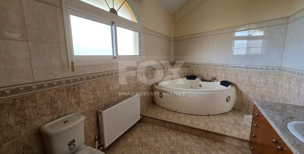 Spacious unfurnished 7 bedroom house with pool in Asgata