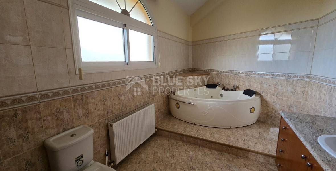 Spacious unfurnished 7 bedroom house with pool in Asgata