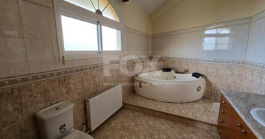 Spacious unfurnished 7 bedroom house with pool in Asgata