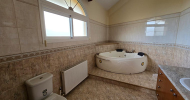 Spacious unfurnished 7 bedroom house with pool in Asgata