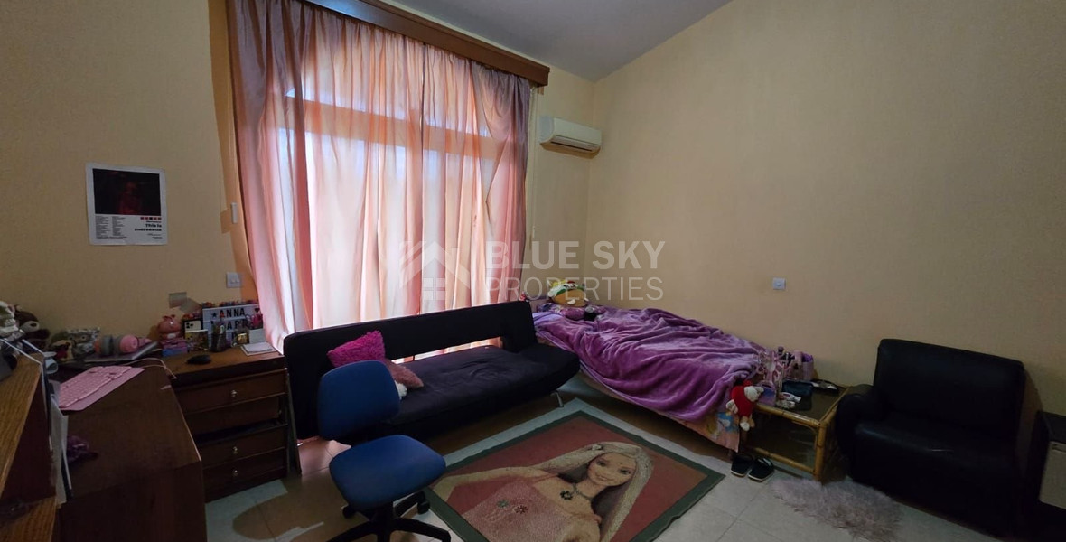 Spacious unfurnished 7 bedroom house with pool in Asgata