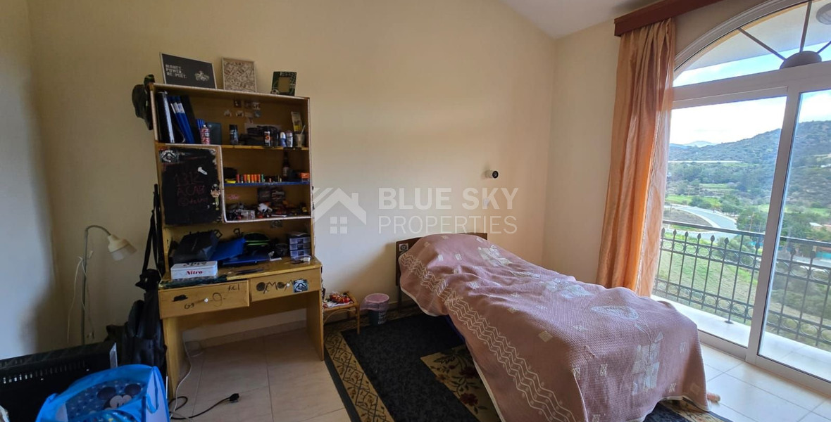 Spacious unfurnished 7 bedroom house with pool in Asgata