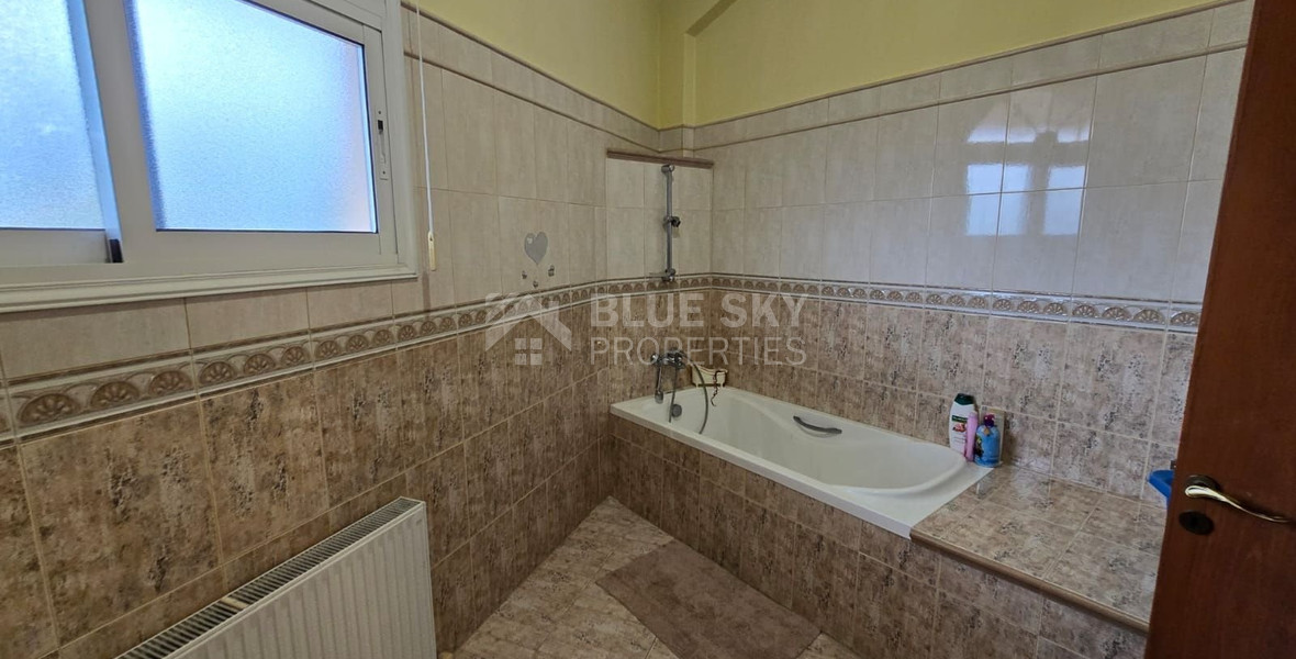 Spacious unfurnished 7 bedroom house with pool in Asgata