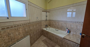 Spacious unfurnished 7 bedroom house with pool in Asgata