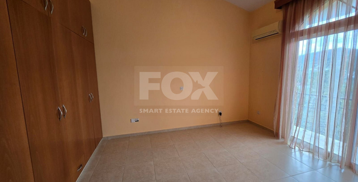 Spacious unfurnished 7 bedroom house with pool in Asgata