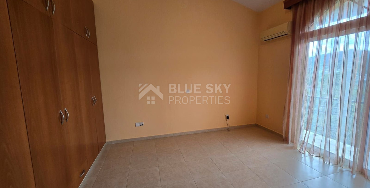 Spacious unfurnished 7 bedroom house with pool in Asgata