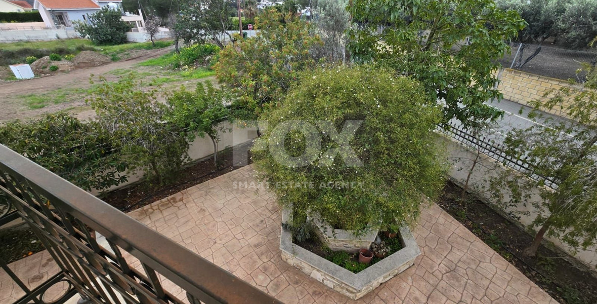 Spacious unfurnished 7 bedroom house with pool in Asgata