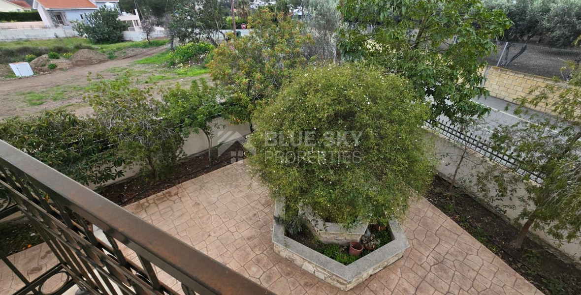 Spacious unfurnished 7 bedroom house with pool in Asgata