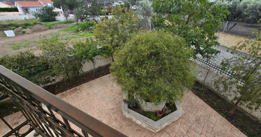 Spacious unfurnished 7 bedroom house with pool in Asgata