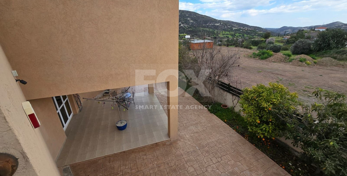 Spacious unfurnished 7 bedroom house with pool in Asgata
