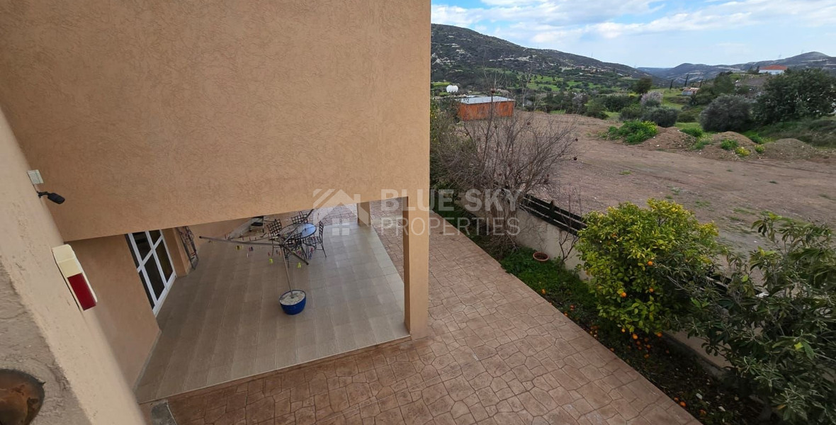 Spacious unfurnished 7 bedroom house with pool in Asgata