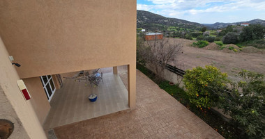 Spacious unfurnished 7 bedroom house with pool in Asgata