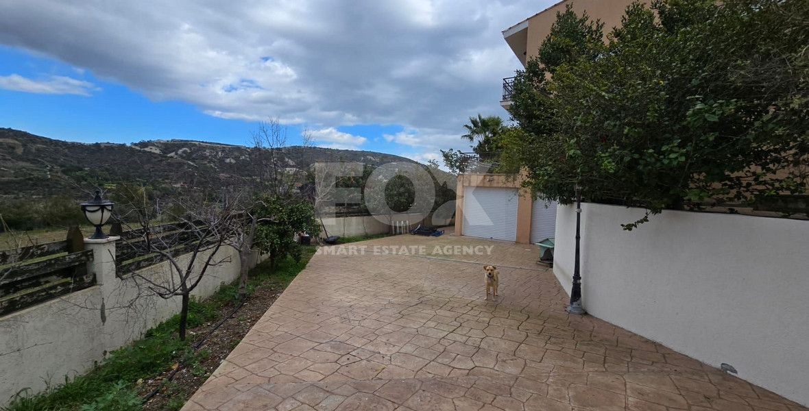 Spacious unfurnished 7 bedroom house with pool in Asgata