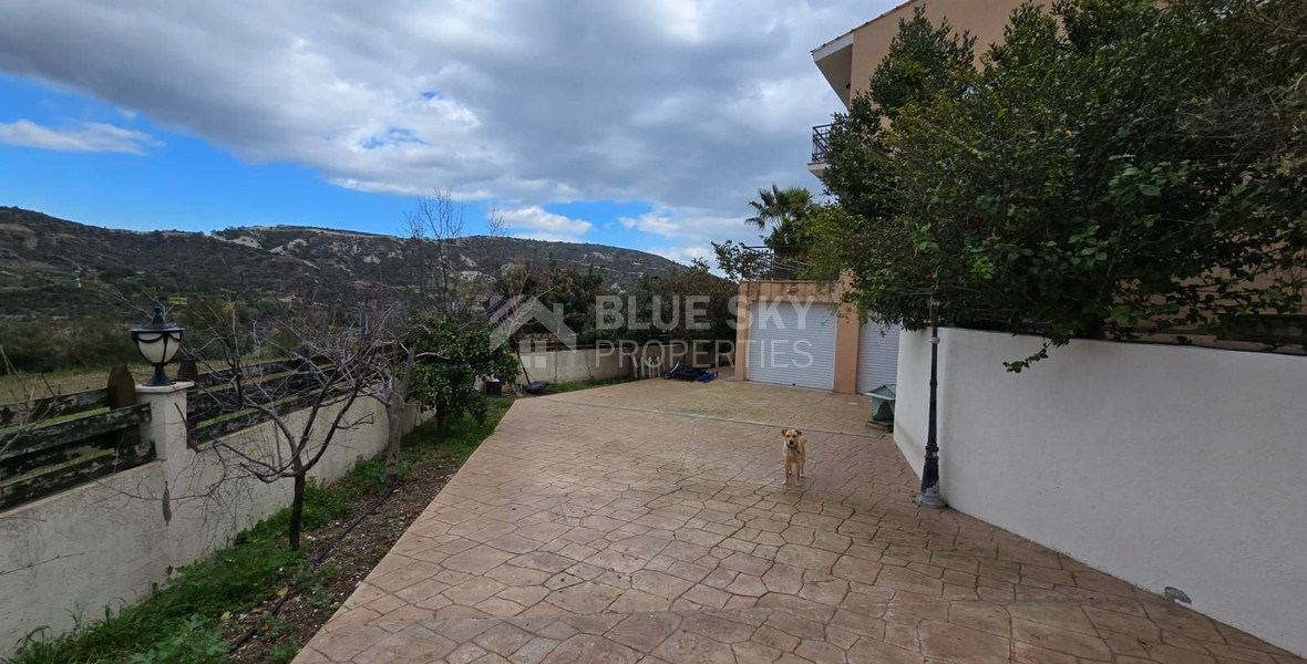 Spacious unfurnished 7 bedroom house with pool in Asgata