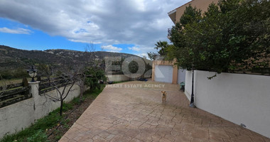 Spacious unfurnished 7 bedroom house with pool in Asgata