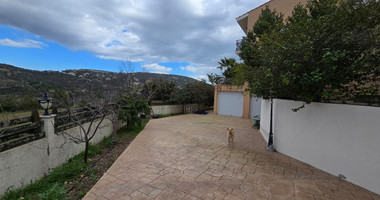 Spacious unfurnished 7 bedroom house with pool in Asgata