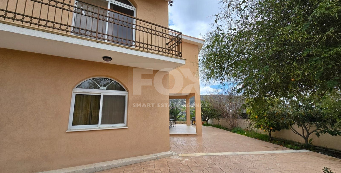 Spacious unfurnished 7 bedroom house with pool in Asgata