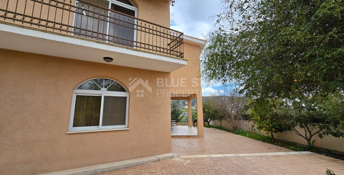 Spacious unfurnished 7 bedroom house with pool in Asgata
