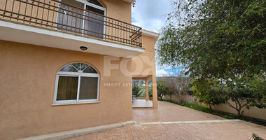 Spacious unfurnished 7 bedroom house with pool in Asgata