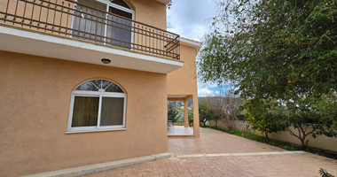 Spacious unfurnished 7 bedroom house with pool in Asgata