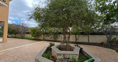 Spacious unfurnished 7 bedroom house with pool in Asgata