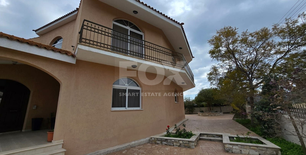 Spacious unfurnished 7 bedroom house with pool in Asgata