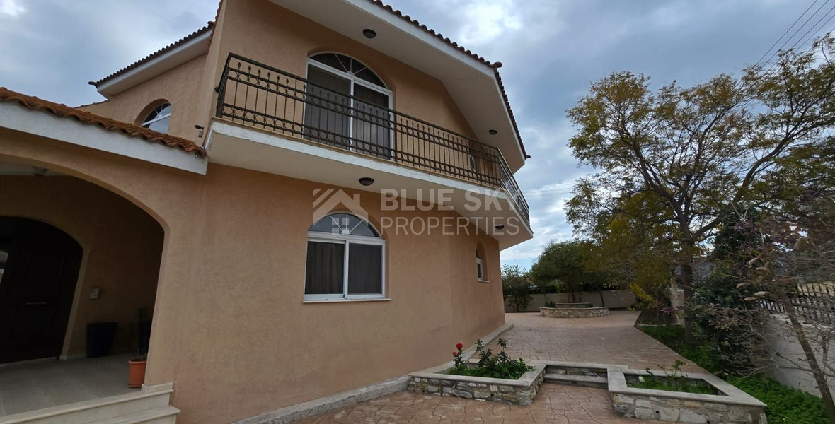 Spacious unfurnished 7 bedroom house with pool in Asgata