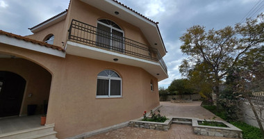 Spacious unfurnished 7 bedroom house with pool in Asgata