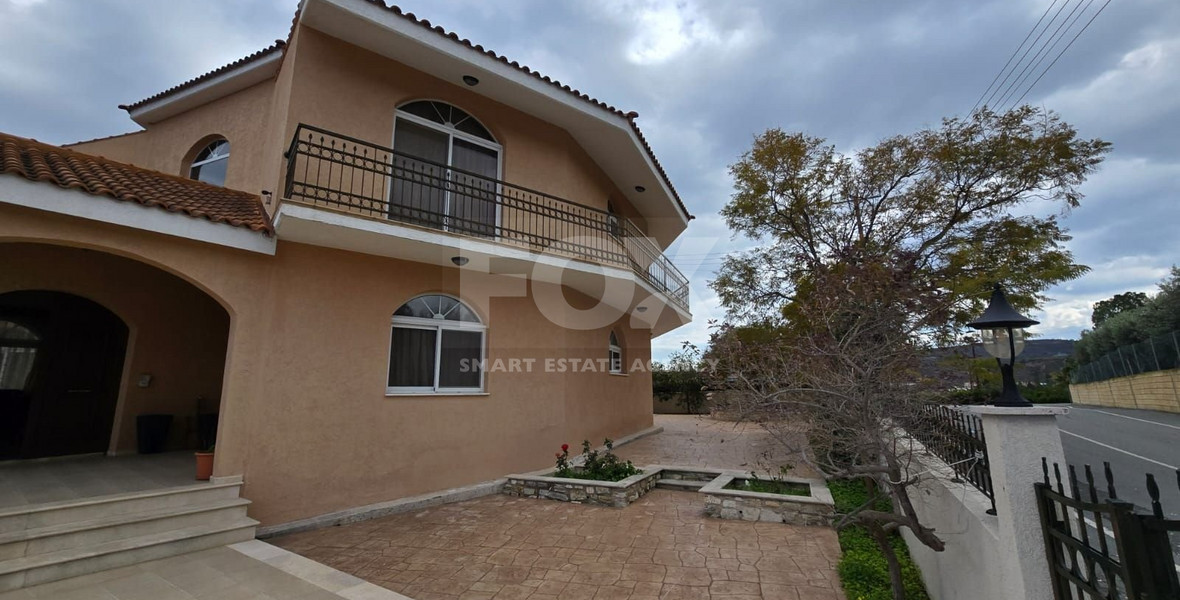Spacious unfurnished 7 bedroom house with pool in Asgata