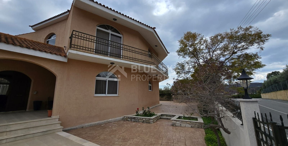 Spacious unfurnished 7 bedroom house with pool in Asgata