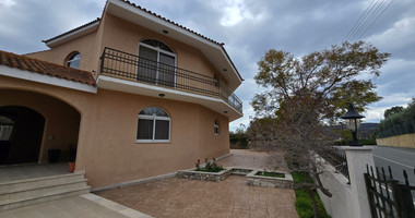 Spacious unfurnished 7 bedroom house with pool in Asgata