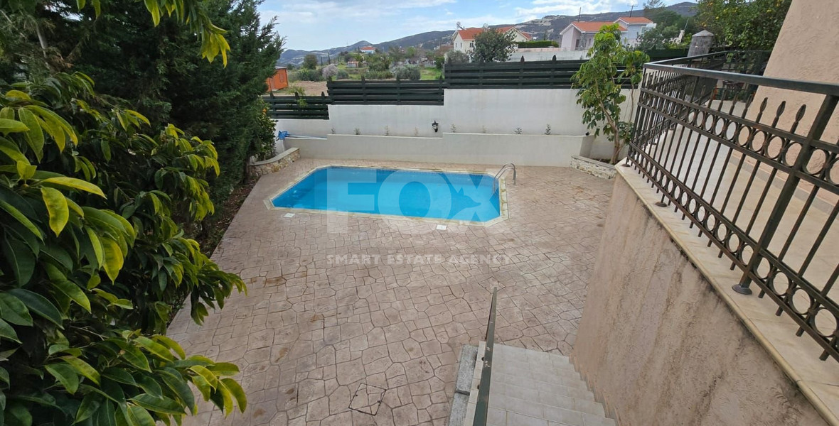 Spacious unfurnished 7 bedroom house with pool in Asgata