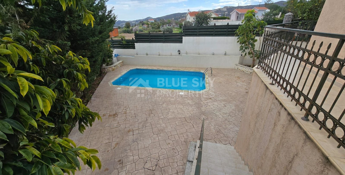 Spacious unfurnished 7 bedroom house with pool in Asgata