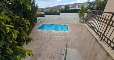 Spacious unfurnished 7 bedroom house with pool in Asgata