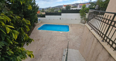 Spacious unfurnished 7 bedroom house with pool in Asgata