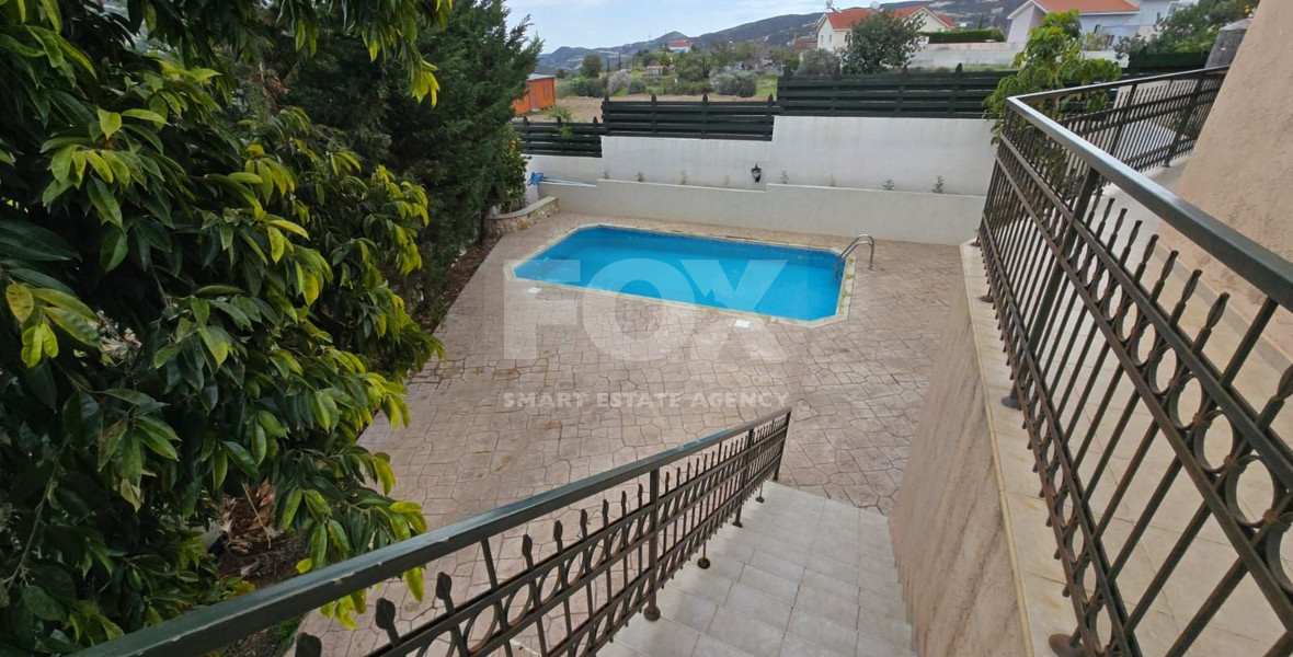 Spacious unfurnished 7 bedroom house with pool in Asgata