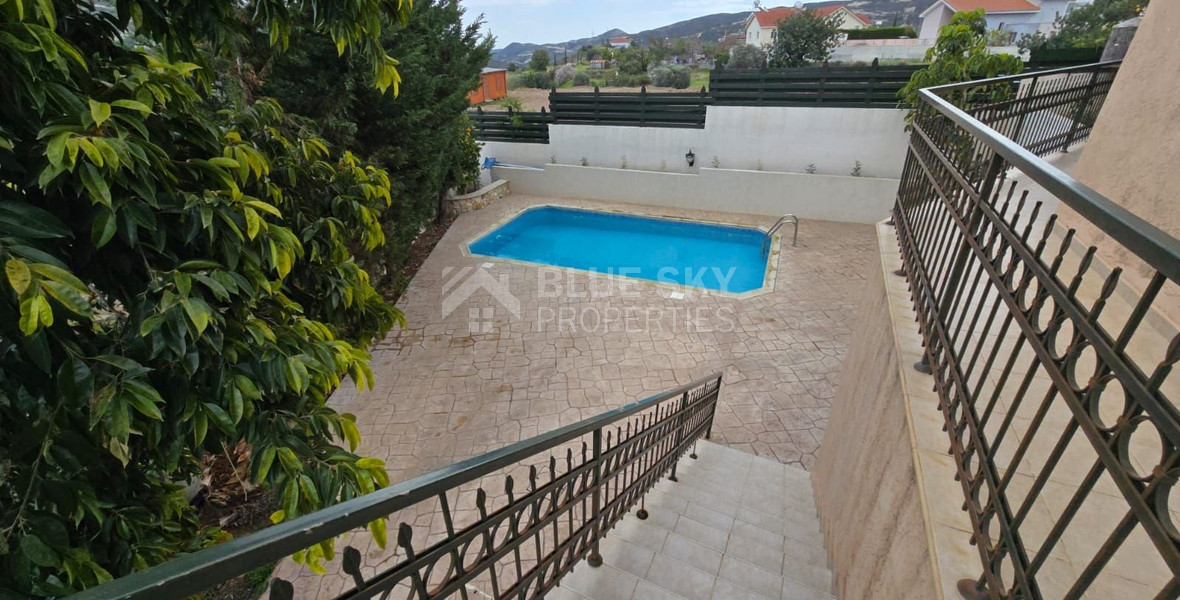 Spacious unfurnished 7 bedroom house with pool in Asgata