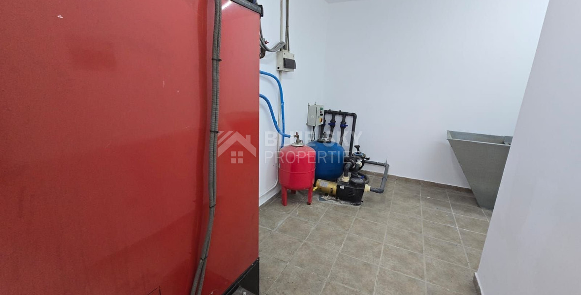 Spacious unfurnished 7 bedroom house with pool in Asgata