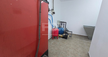 Spacious unfurnished 7 bedroom house with pool in Asgata