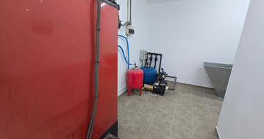 Spacious unfurnished 7 bedroom house with pool in Asgata