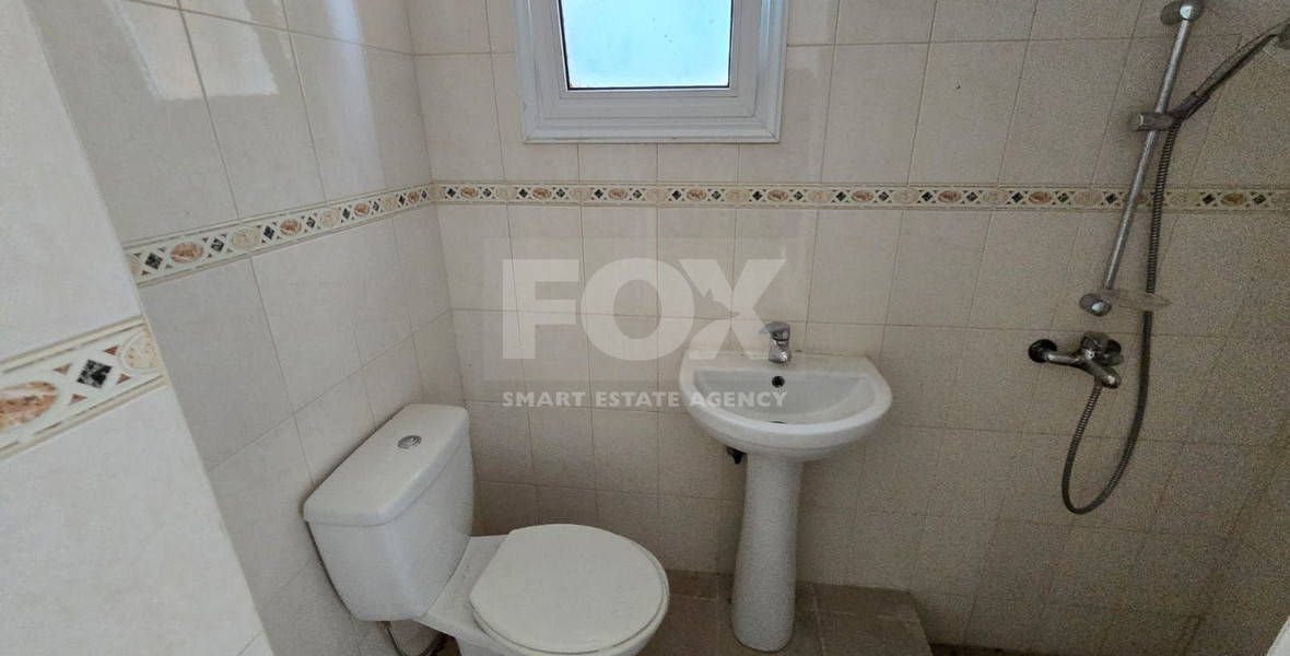 Spacious unfurnished 7 bedroom house with pool in Asgata