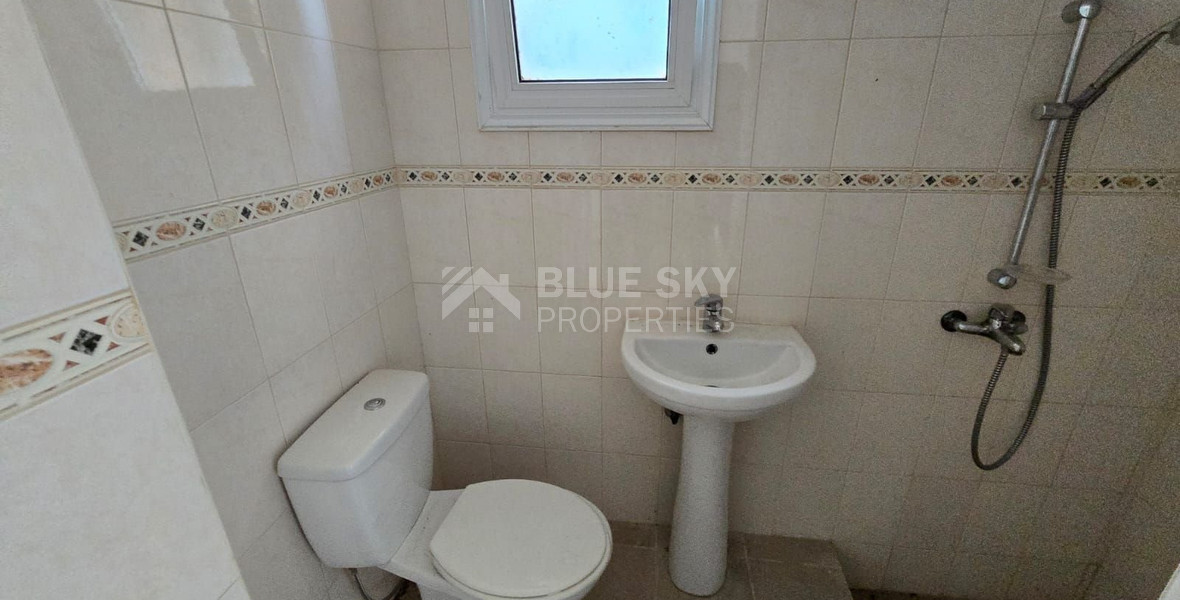 Spacious unfurnished 7 bedroom house with pool in Asgata