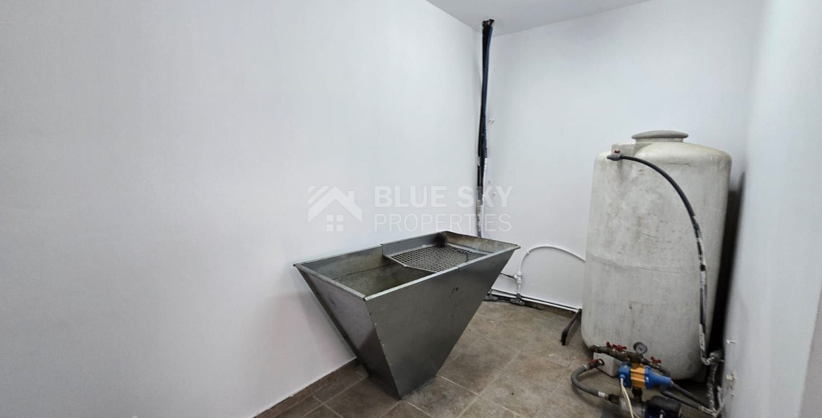 Spacious unfurnished 7 bedroom house with pool in Asgata