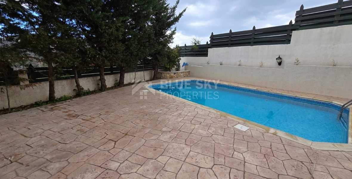Spacious unfurnished 7 bedroom house with pool in Asgata
