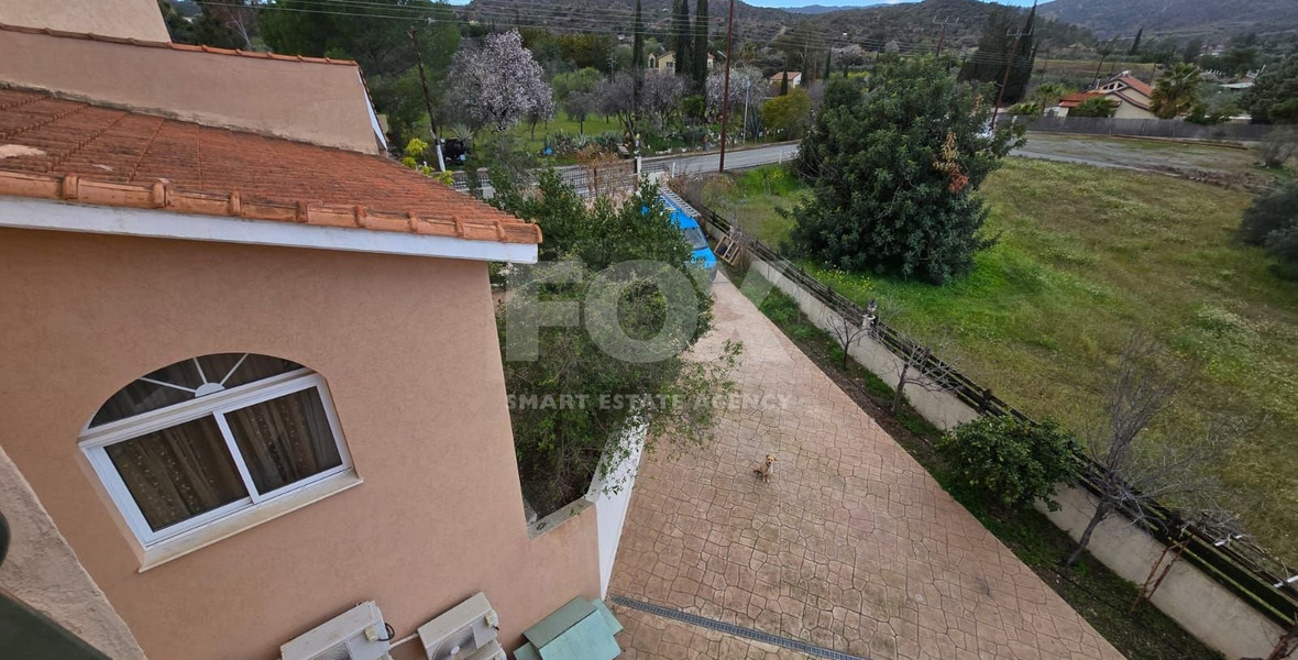 Spacious unfurnished 7 bedroom house with pool in Asgata