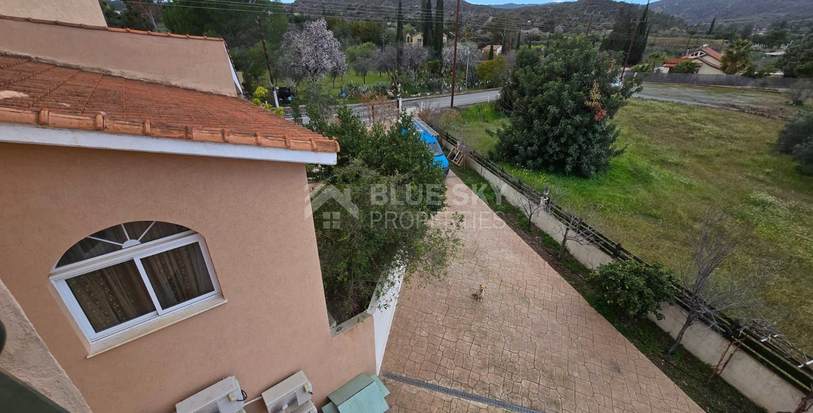 Spacious unfurnished 7 bedroom house with pool in Asgata