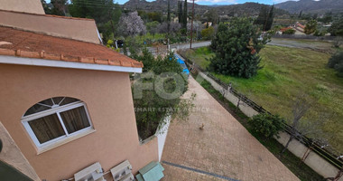 Spacious unfurnished 7 bedroom house with pool in Asgata